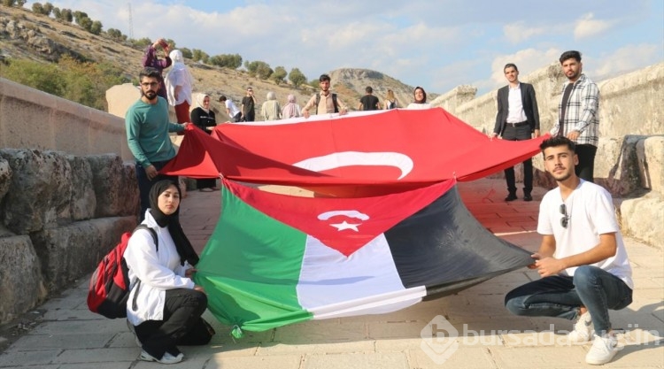 Adıyamanlı gençler, tarihi Cendere Köprüsü'ne Filistin bayrağı astı
