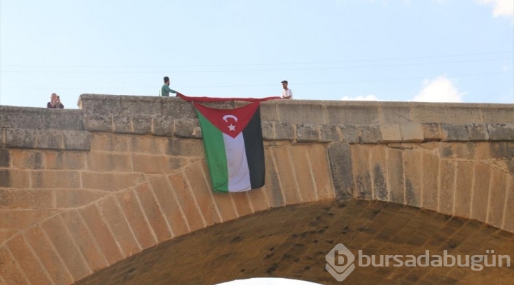 Adıyamanlı gençler, tarihi Cendere Köprüsü'ne Filistin bayrağı astı
