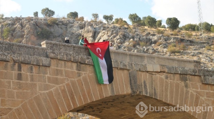 Adıyamanlı gençler, tarihi Cendere Köprüsü'ne Filistin bayrağı astı

