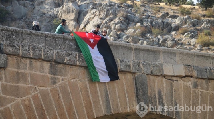 Adıyamanlı gençler, tarihi Cendere Köprüsü'ne Filistin bayrağı astı
