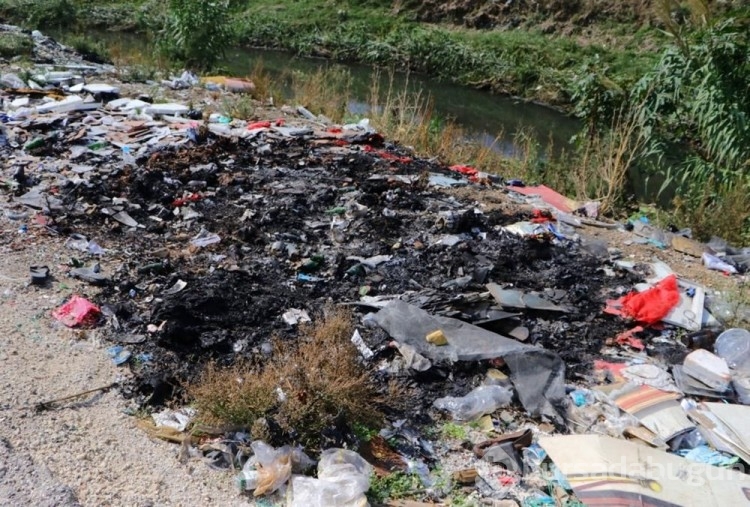 Adana'da havalimanının yanı çöplüğe döndü
