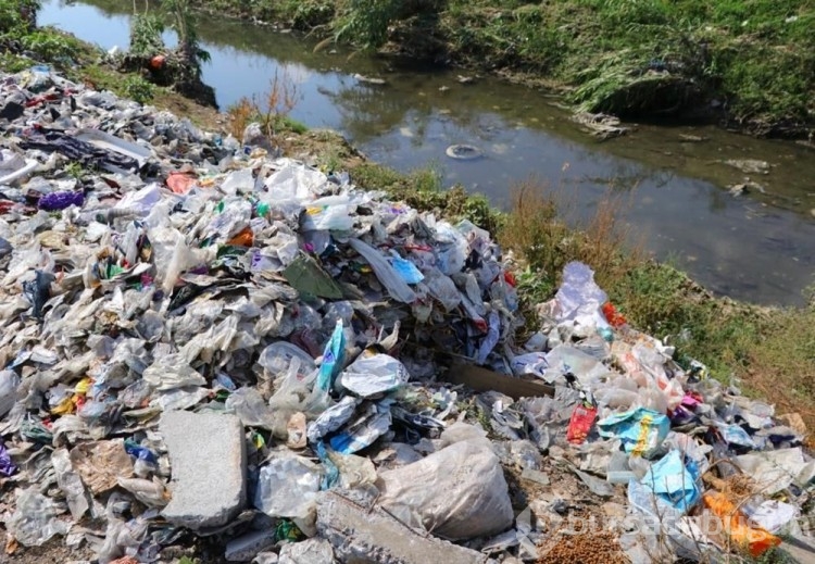 Adana'da havalimanının yanı çöplüğe döndü
