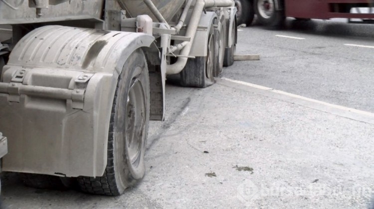 İstanbul'da çimento yüklü kamyon, minibüs ve otobüse çarptı: 4 yaralı
