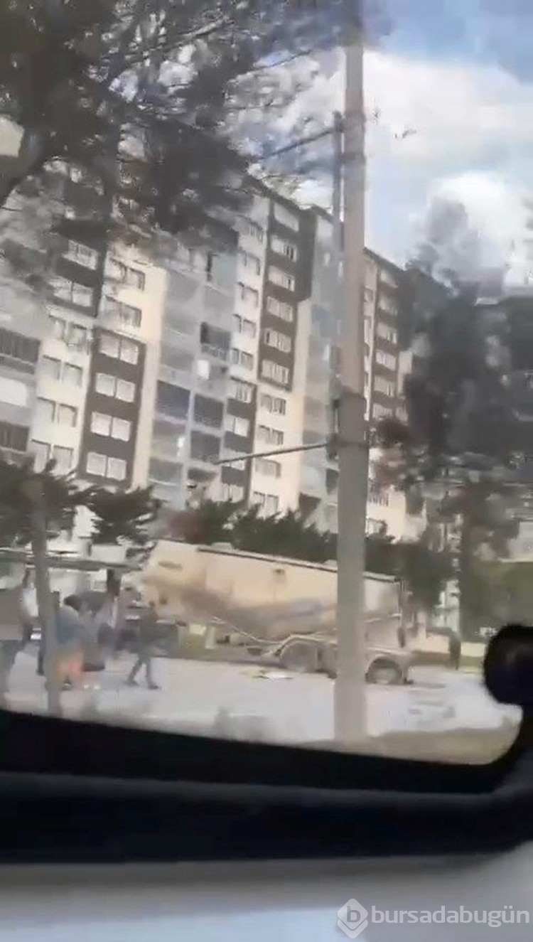 İstanbul'da çimento yüklü kamyon, minibüs ve otobüse çarptı: 4 yaralı
