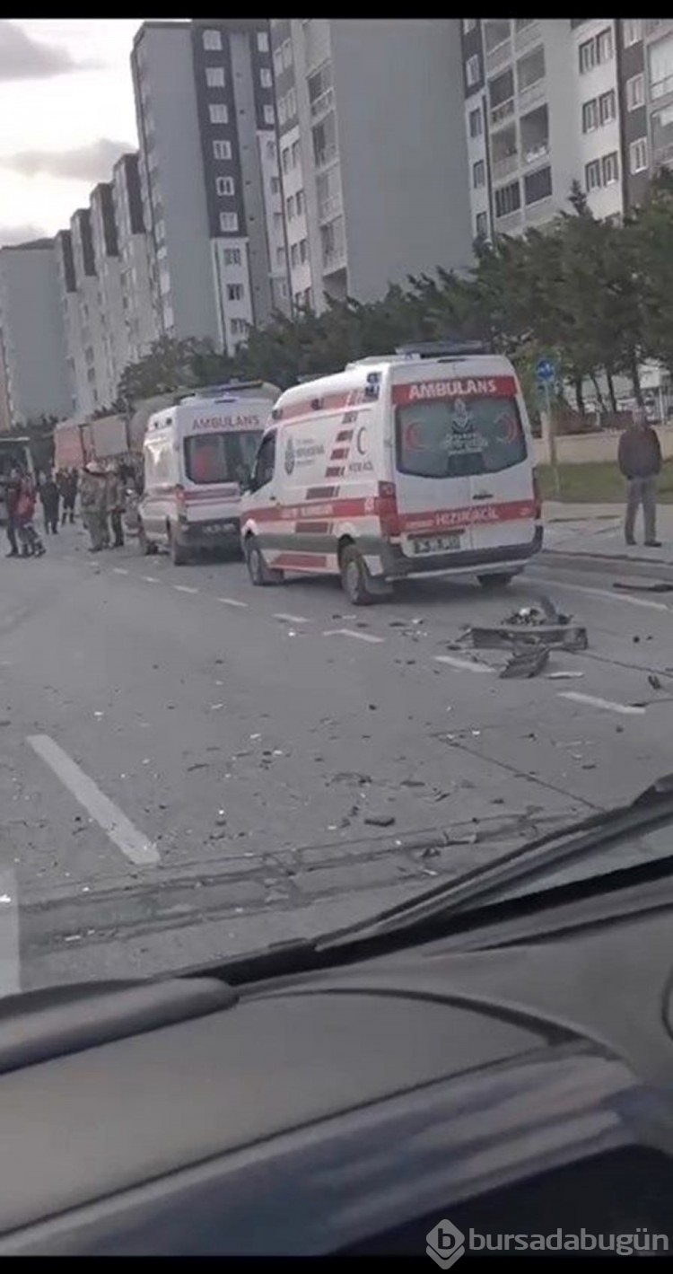 İstanbul'da çimento yüklü kamyon, minibüs ve otobüse çarptı: 4 yaralı
