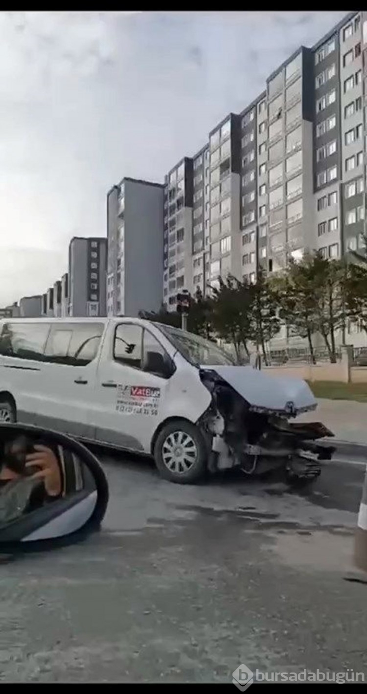 İstanbul'da çimento yüklü kamyon, minibüs ve otobüse çarptı: 4 yaralı
