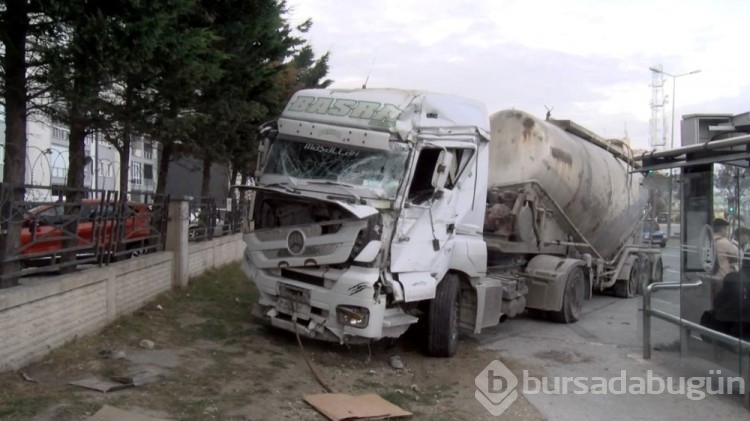 İstanbul'da çimento yüklü kamyon, minibüs ve otobüse çarptı: 4 yaralı
