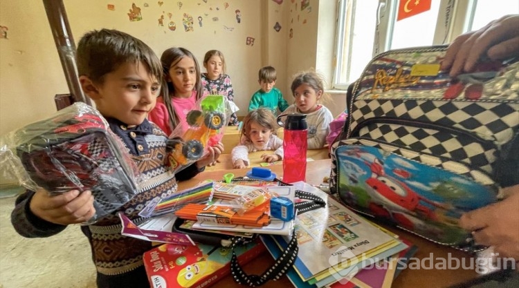 Cihan öğretmen, öğrencisi Zilan için yürüyerek gittiği köyde yeniden göreve başladı
