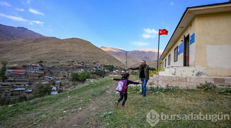 Cihan öğretmen, öğrencisi Zilan için yürüyerek gittiği köyde yeniden göreve başladı
