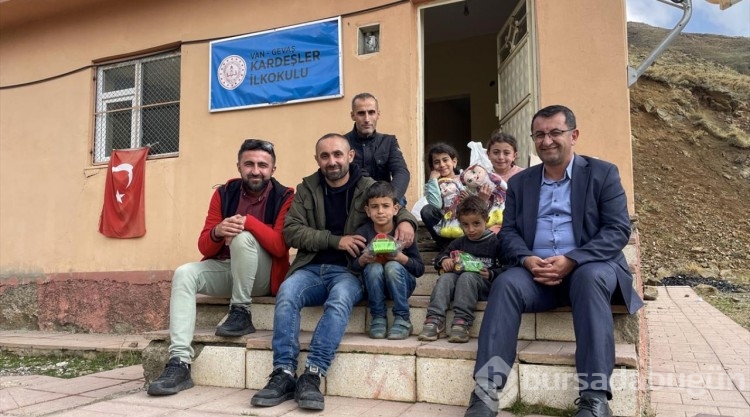 Cihan öğretmen, öğrencisi Zilan için yürüyerek gittiği köyde yeniden göreve başladı
