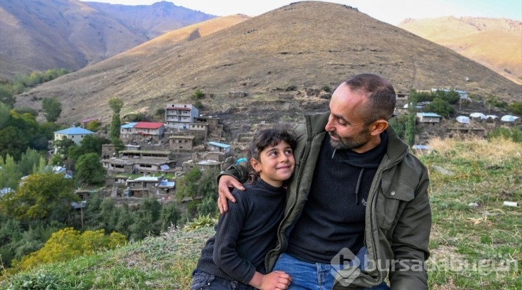 Cihan öğretmen, öğrencisi Zilan için yürüyerek gittiği köyde yeniden göreve başladı
