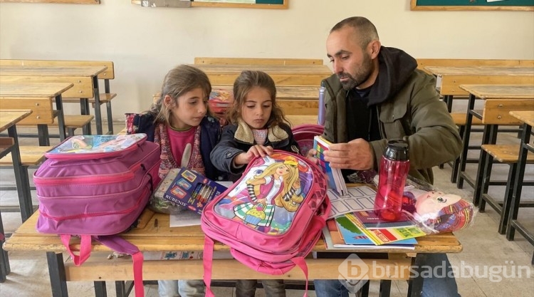 Cihan öğretmen, öğrencisi Zilan için yürüyerek gittiği köyde yeniden göreve başladı
