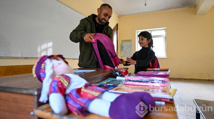 Cihan öğretmen, öğrencisi Zilan için yürüyerek gittiği köyde yeniden göreve başladı
