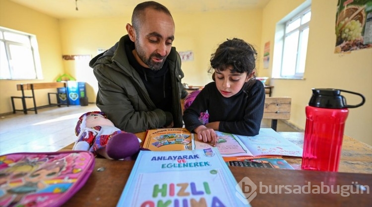 Cihan öğretmen, öğrencisi Zilan için yürüyerek gittiği köyde yeniden göreve başladı
