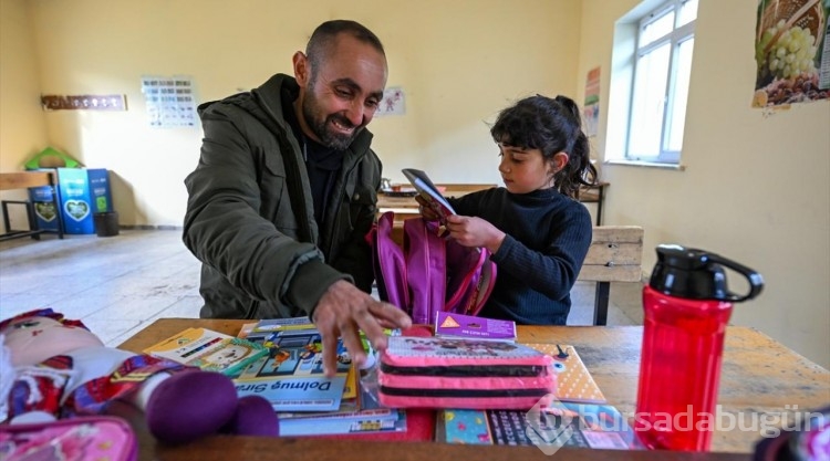 Cihan öğretmen, öğrencisi Zilan için yürüyerek gittiği köyde yeniden göreve başladı
