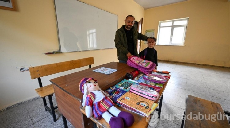 Cihan öğretmen, öğrencisi Zilan için yürüyerek gittiği köyde yeniden göreve başladı
