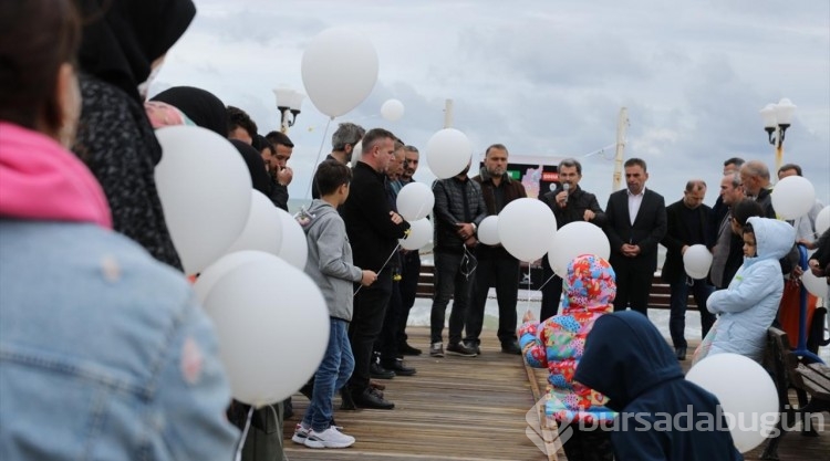 Sakaryalı çocuklar, hayatlarını kaybeden Filistinli akranları için gökyüzüne balon bıraktı
