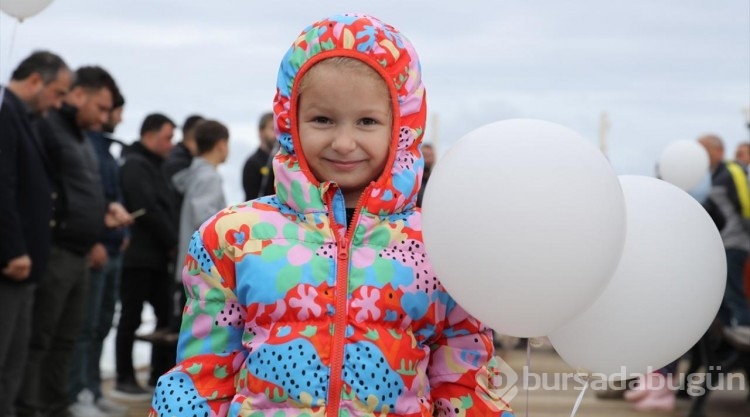 Sakaryalı çocuklar, hayatlarını kaybeden Filistinli akranları için gökyüzüne balon bıraktı
