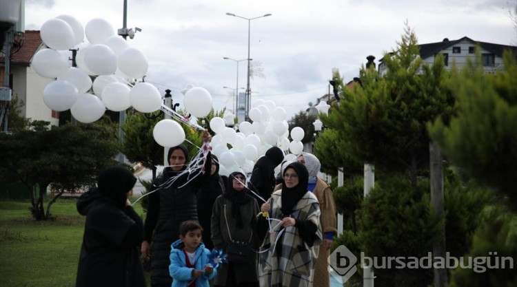 Sakaryalı çocuklar, hayatlarını kaybeden Filistinli akranları için gökyüzüne balon bıraktı
