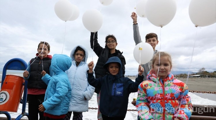 Sakaryalı çocuklar, hayatlarını kaybeden Filistinli akranları için gökyüzüne balon bıraktı
