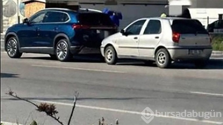 Tır, üst geçide takıldı! Bu kez TOGG'lar pert oldu