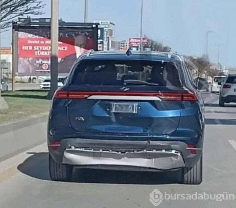 Tır, üst geçide takıldı! Bu kez TOGG'lar pert oldu