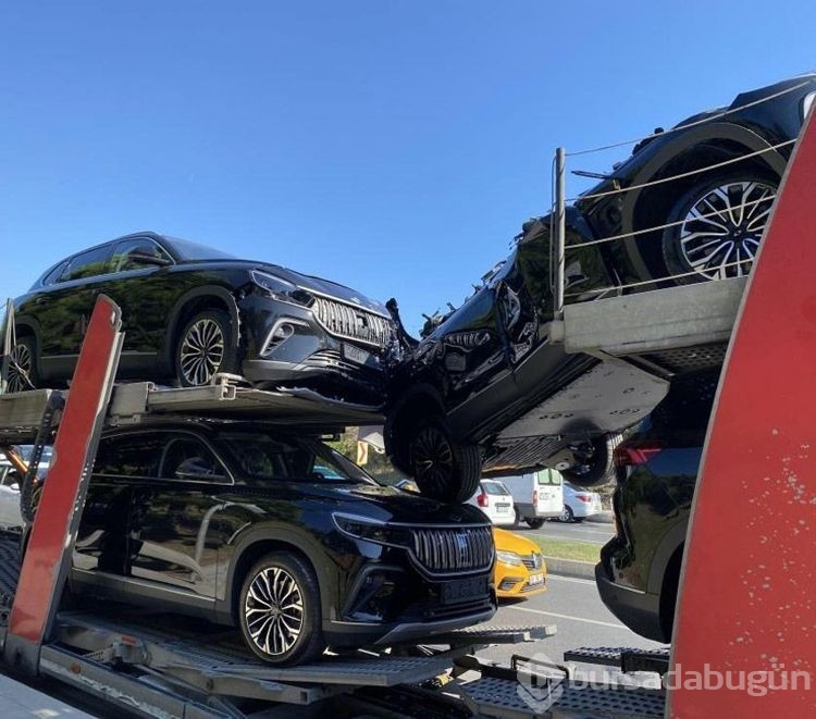 Tır, üst geçide takıldı! Bu kez TOGG'lar pert oldu