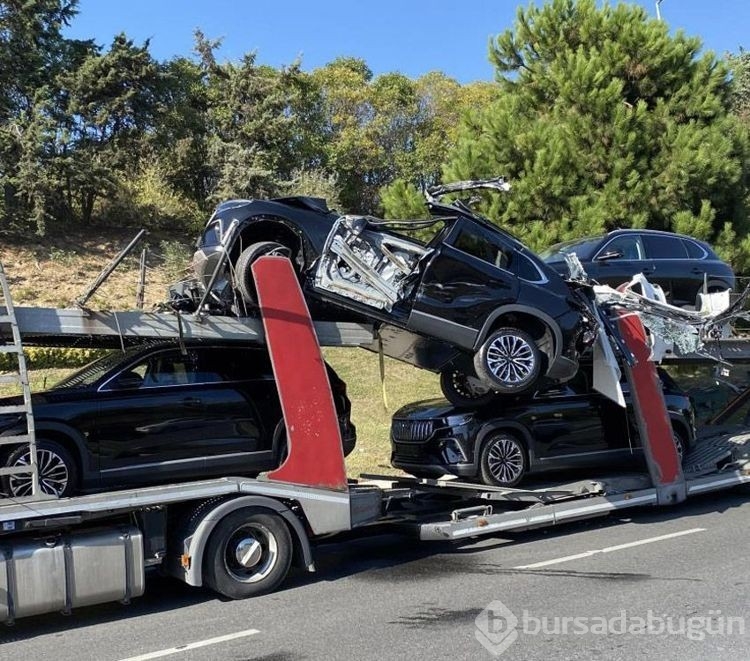 Tır, üst geçide takıldı! Bu kez TOGG'lar pert oldu