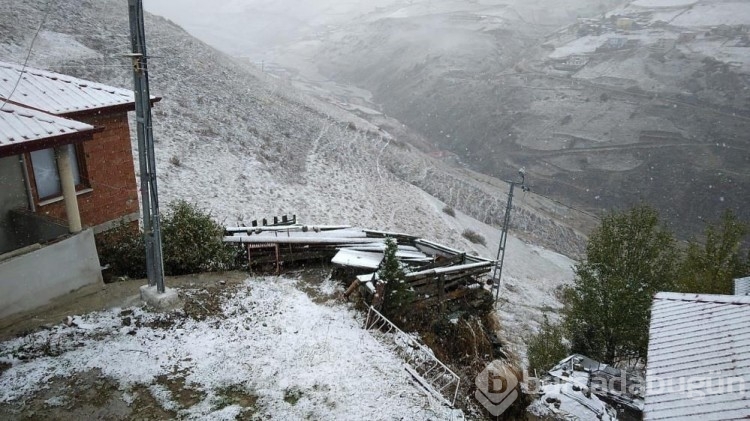 Rize'deki vatandaşlar sabah kar sürpriziyle uyandı
