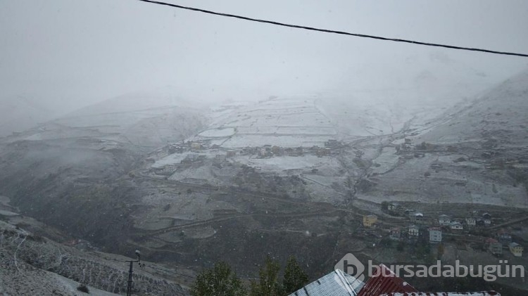 Rize'deki vatandaşlar sabah kar sürpriziyle uyandı