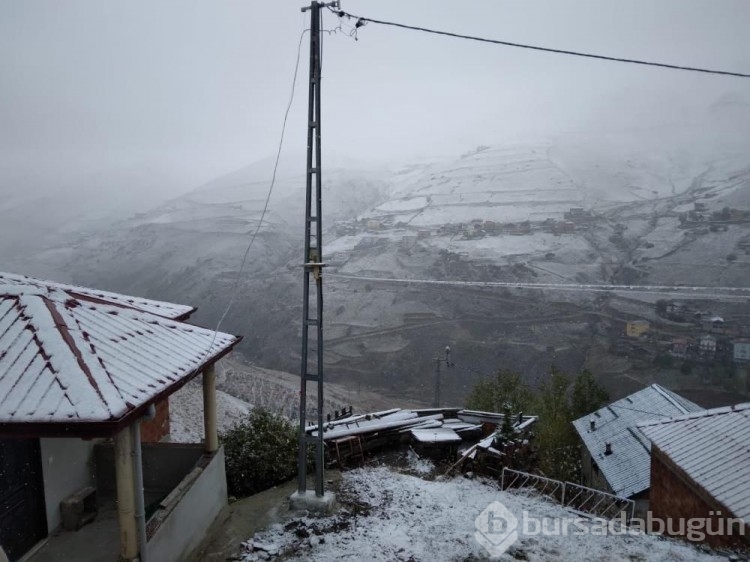 Rize'deki vatandaşlar sabah kar sürpriziyle uyandı
