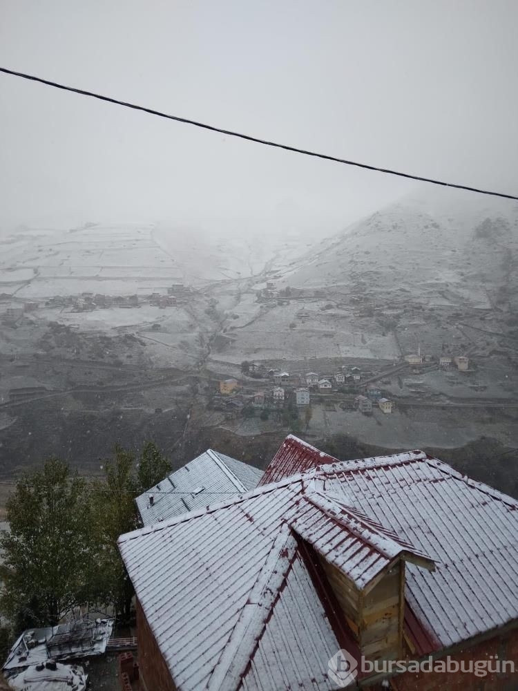 Rize'deki vatandaşlar sabah kar sürpriziyle uyandı