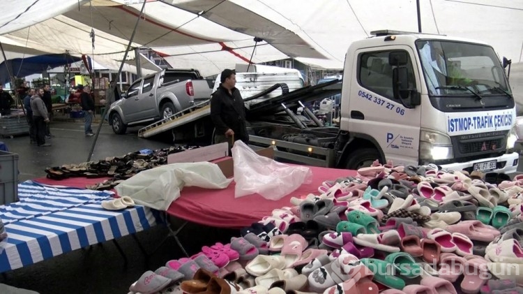 İstanbul'da semt pazarında araçlara çekici operasyonu
