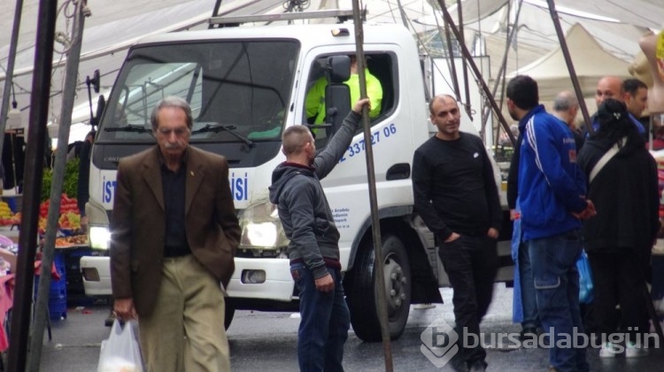 İstanbul'da semt pazarında araçlara çekici operasyonu
