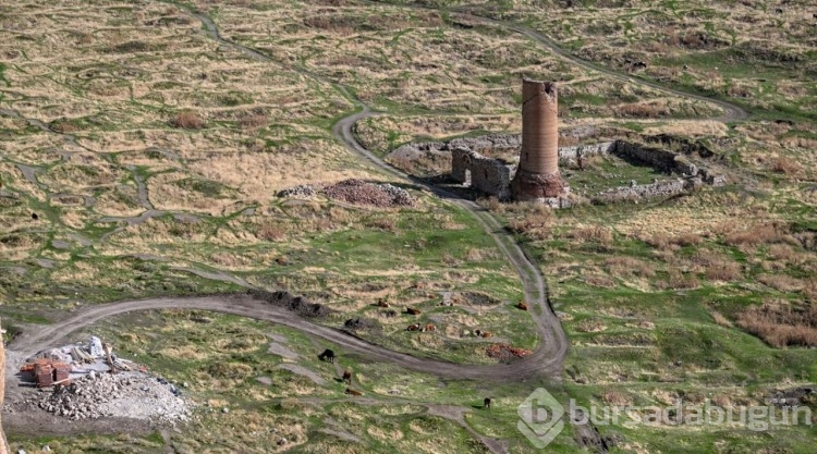 Van Kalesi'nin zirvesindeki Süleyman Han Camisi yeniden inşa ediliyor
