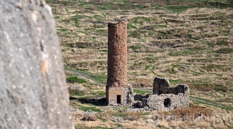 Van Kalesi'nin zirvesindeki Süleyman Han Camisi yeniden inşa ediliyor

