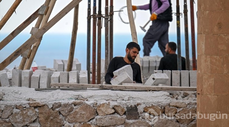 Van Kalesi'nin zirvesindeki Süleyman Han Camisi yeniden inşa ediliyor

