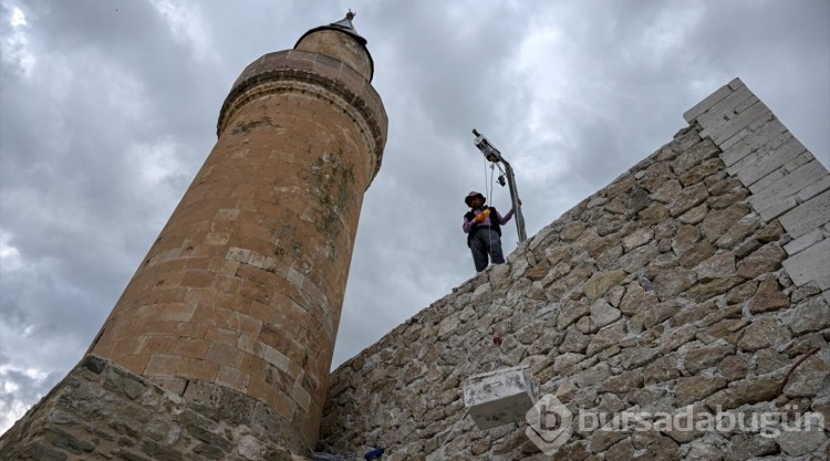 Van Kalesi'nin zirvesindeki Süleyman Han Camisi yeniden inşa ediliyor

