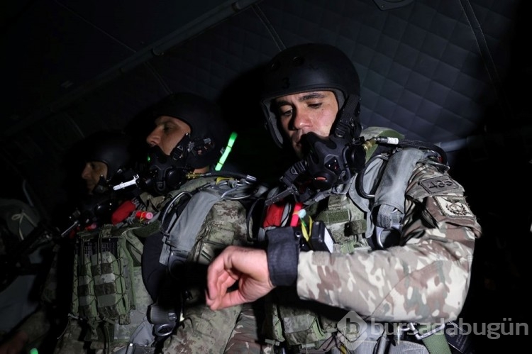 Kayseri'de 180 paraşütçü komandoyla hava indirme tatbikatı
