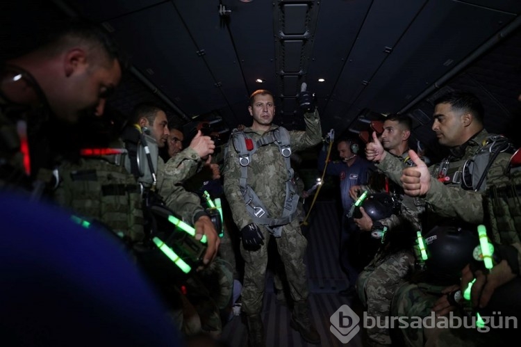 Kayseri'de 180 paraşütçü komandoyla hava indirme tatbikatı
