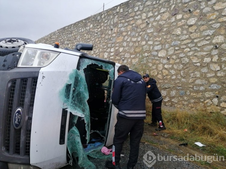 Yolcu minibüsü devrildi: 2'si ağır, 14 yaralı
