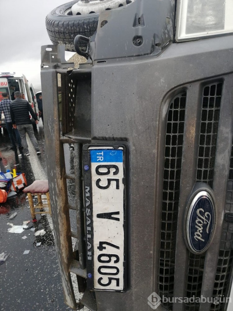 Yolcu minibüsü devrildi: 2'si ağır, 14 yaralı
