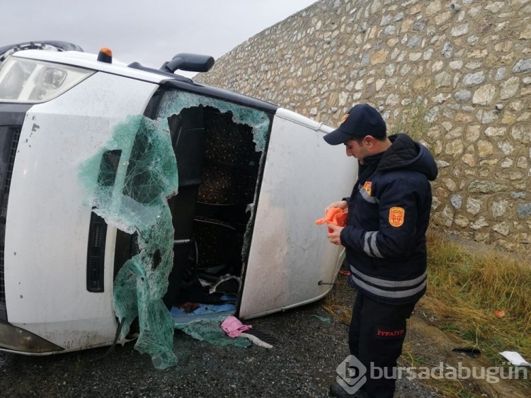 Yolcu minibüsü devrildi: 2'si ağır, 14 yaralı
