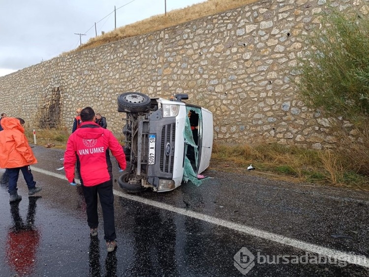 Yolcu minibüsü devrildi: 2'si ağır, 14 yaralı
