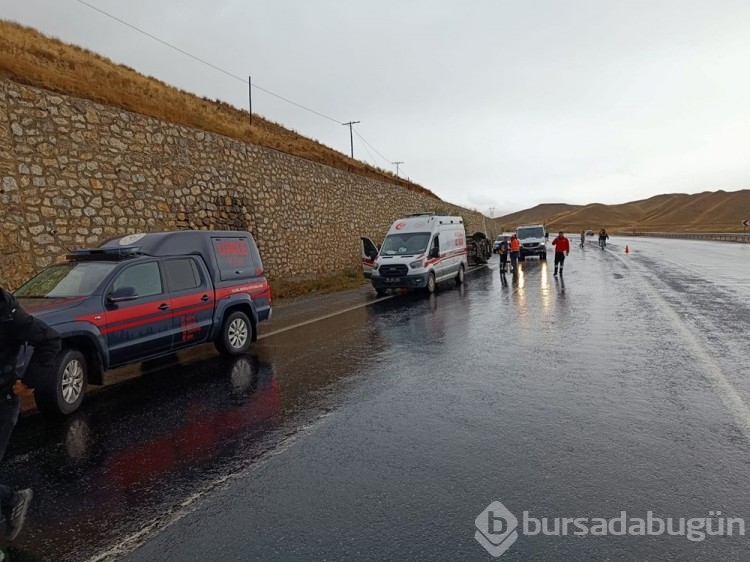 Yolcu minibüsü devrildi: 2'si ağır, 14 yaralı
