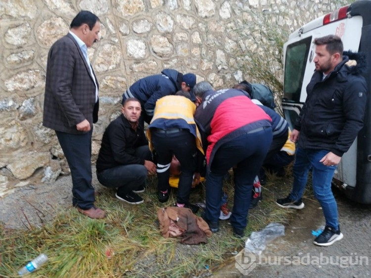 Yolcu minibüsü devrildi: 2'si ağır, 14 yaralı
