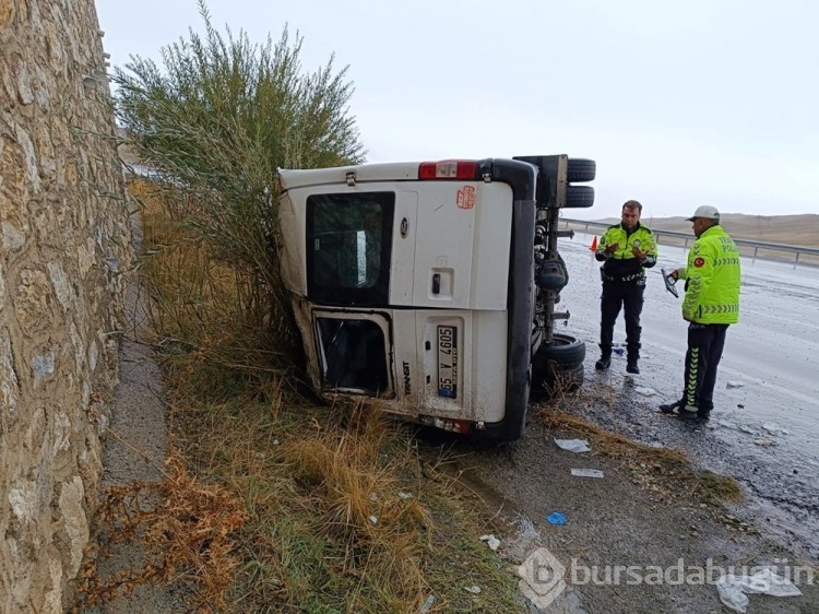 Yolcu minibüsü devrildi: 2'si ağır, 14 yaralı
