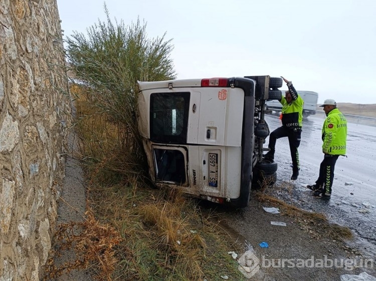 Yolcu minibüsü devrildi: 2'si ağır, 14 yaralı
