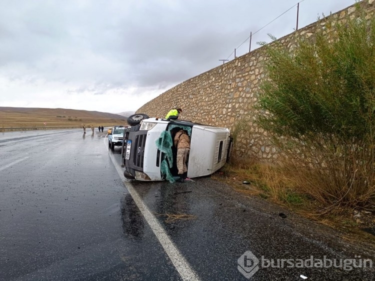 Yolcu minibüsü devrildi: 2'si ağır, 14 yaralı
