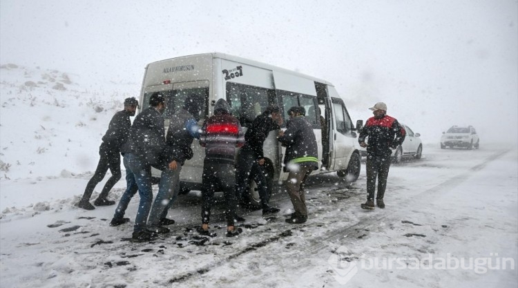 Van'da kar ve tipi nedeniyle birçok araç yolda kaldı
